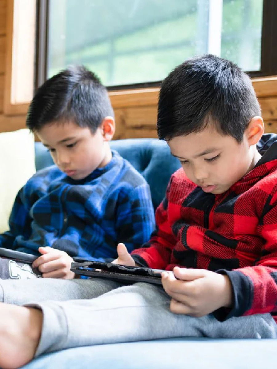 मुलांचा स्क्रीन टाइम कमी कसा करावा? - Marathi News | मुलांचा स्क्रीन टाइम कमी कसा करावा? | Latest Photos at Lokmat.com