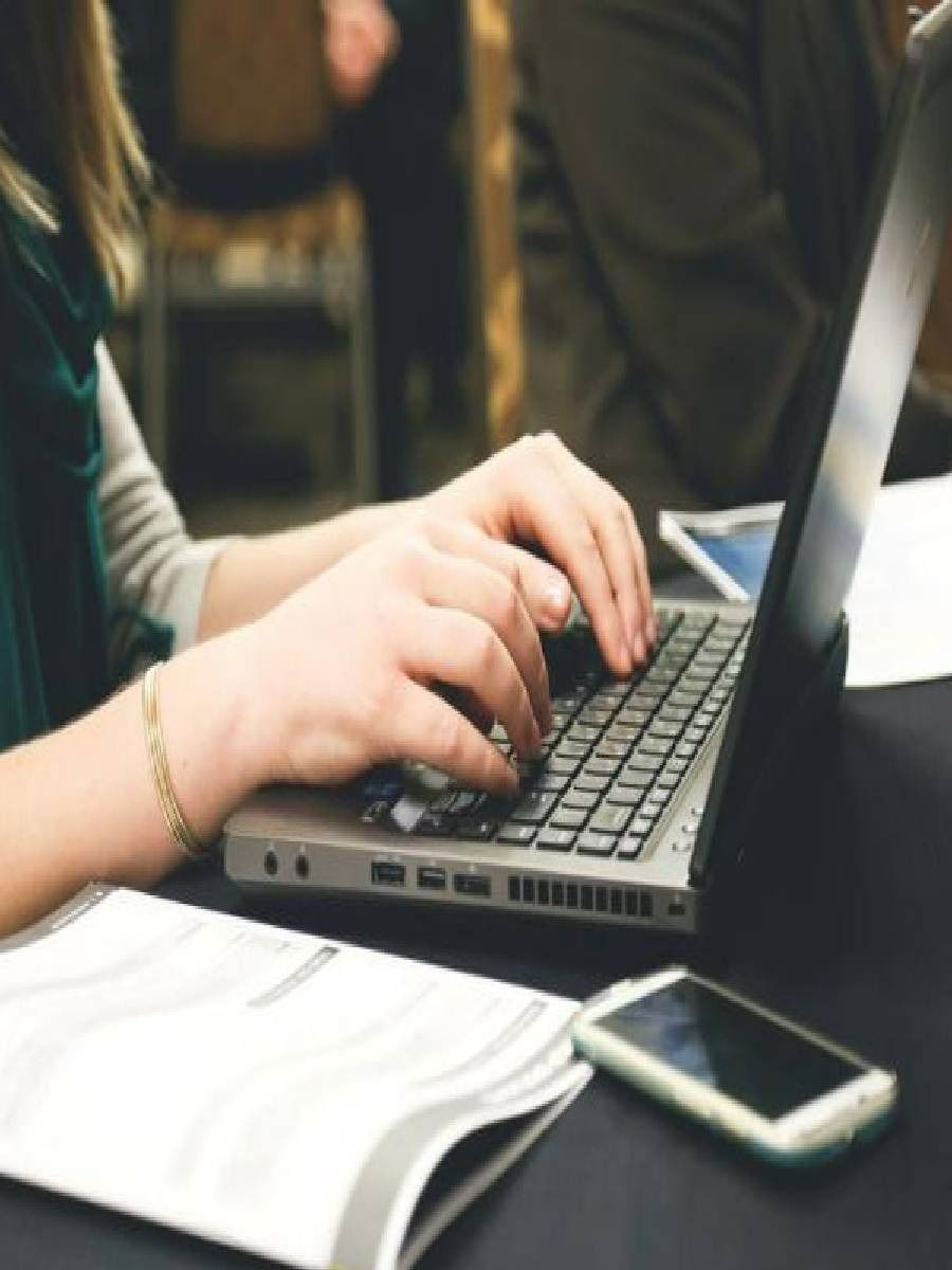 एका ठिकाणी तासंतास बसून काम करणे धोकादायक ठरेल - Marathi News | एका ठिकाणी तासंतास बसून काम करणे धोकादायक ठरेल | Latest Photos at Lokmat.com