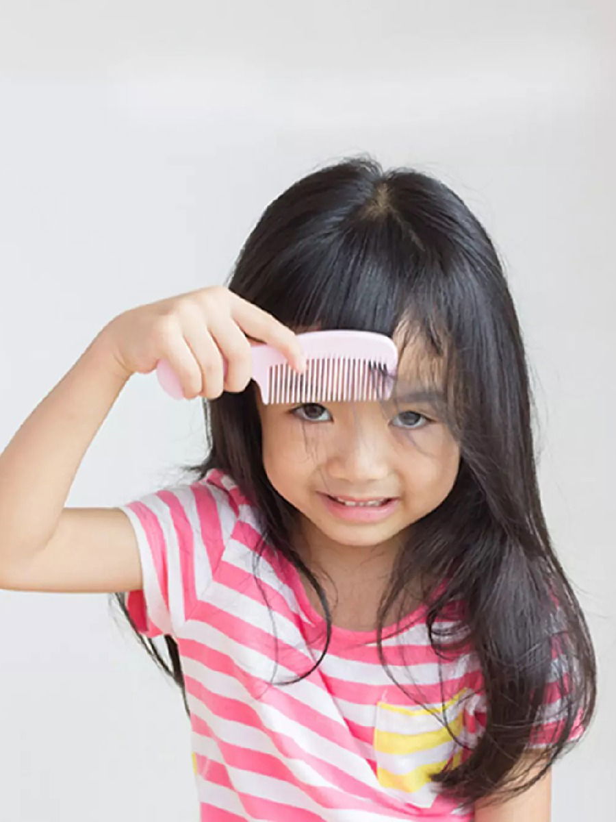 लहान मुलांचे केस गळतायेत? मग ही घ्या खबरदारी - Marathi News | लहान मुलांचे केस गळतायेत? मग ही घ्या खबरदारी | Latest Photos at Lokmat.com