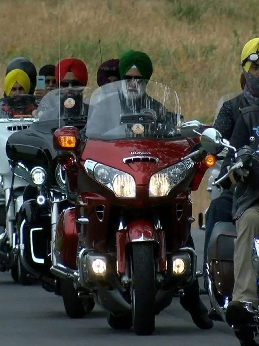 शीख धर्माच्या लोकांना हेल्मेट घालण्याची परवानगी आहे का? जाणून घ्या - Marathi News | शीख धर्माच्या लोकांना हेल्मेट घालण्याची परवानगी आहे का? जाणून घ्या | Latest Photos at Lokmat.com