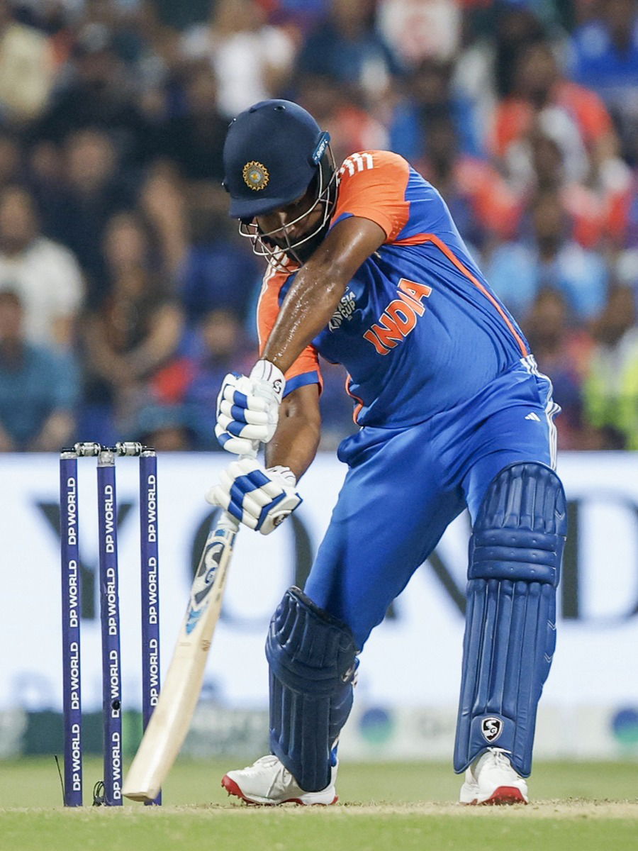 T20I सामन्यात पहिल्या चेंडूवर विकेट फेकणारा संजू ठरला चौथा भारतीय बॅटर - Marathi News | T20I सामन्यात पहिल्या चेंडूवर विकेट फेकणारा संजू ठरला चौथा भारतीय बॅटर | Latest Photos at Lokmat.com