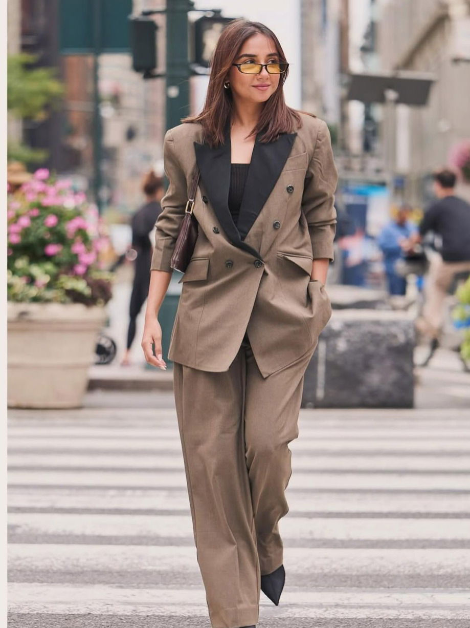 बॉस लेडी! एकदा फोटो बघाच... - Marathi News | बॉस लेडी! एकदा फोटो बघाच... | Latest Photos at Lokmat.com