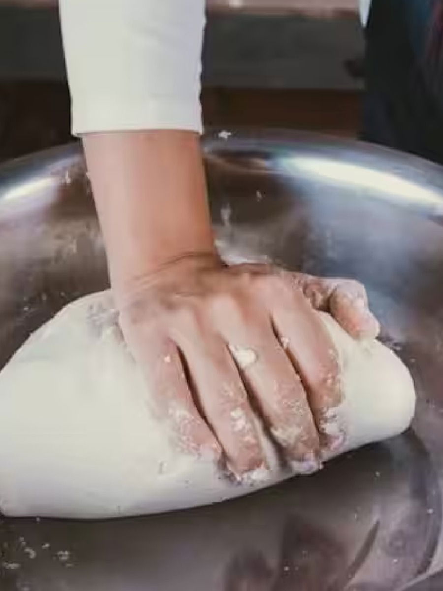 रात्री मळून ठेवलेल्या कणकेची पोळी खाणं धोक्याचं? - Marathi News | रात्री मळून ठेवलेल्या कणकेची पोळी खाणं धोक्याचं? | Latest Photos at Lokmat.com