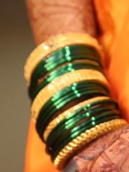 बांगडी घाला अन् हृदयाच्या तक्रारी ठेवा दूर; पहा, बांगड्या घालण्याचे फायदे - Marathi News | बांगडी घाला अन् हृदयाच्या तक्रारी ठेवा दूर; पहा, बांगड्या घालण्याचे फायदे | Latest Photos at Lokmat.com