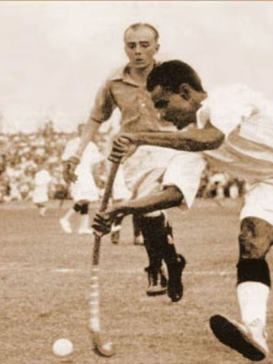 मेजर ध्यानचंद यांना हिटलरनं दिली होती ऑफर; हॉकीच्या जादूगारासंदर्भातील खास गोष्टी - Marathi News | मेजर ध्यानचंद यांना हिटलरनं दिली होती ऑफर; हॉकीच्या जादूगारासंदर्भातील खास गोष्टी | Latest Photos at Lokmat.com