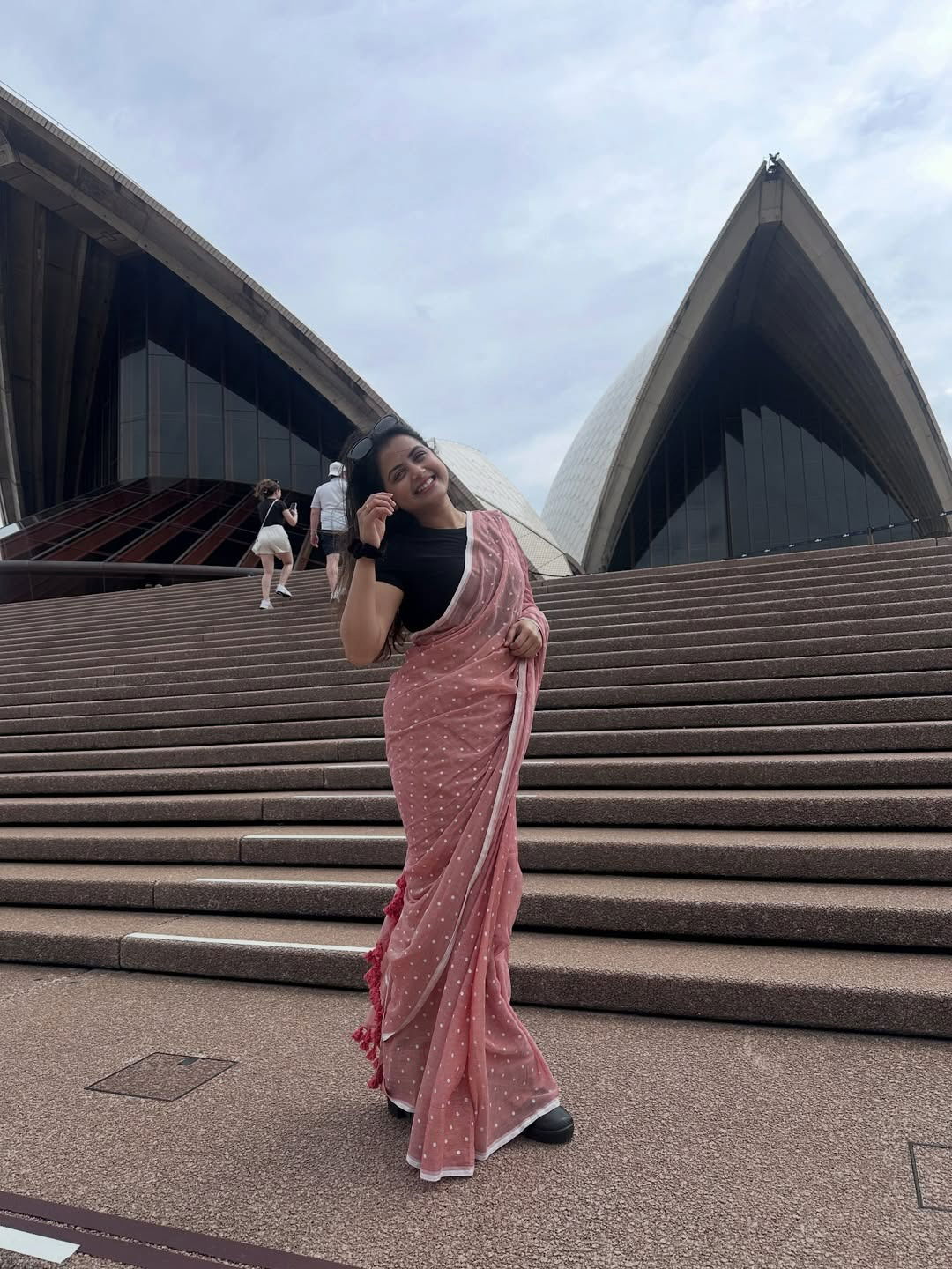 तन्वी मुंडलेचं सिडनीतील ओपेरा हाऊससमोर साडीत फोटोशूट - Marathi News | तन्वी मुंडलेचं सिडनीतील ओपेरा हाऊससमोर साडीत फोटोशूट | Latest Photos at Lokmat.com