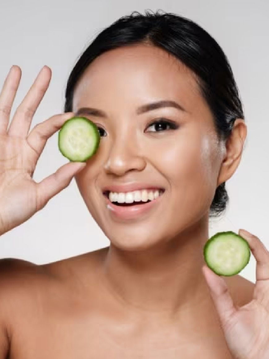 झोपेतून उठल्यावर डोळे सूजतात? काकडीमुळे होईल समस्या दूर - Marathi News | झोपेतून उठल्यावर डोळे सूजतात? काकडीमुळे होईल समस्या दूर | Latest Photos at Lokmat.com