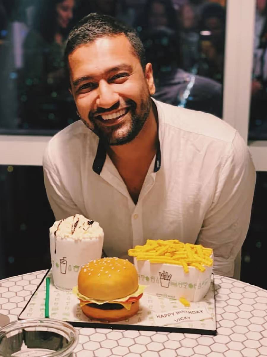 फास्ट फूड खाऊन विकी कौशल वजन कसे कमी करतो? - Marathi News | फास्ट फूड खाऊन विकी कौशल वजन कसे कमी करतो? | Latest Photos at Lokmat.com