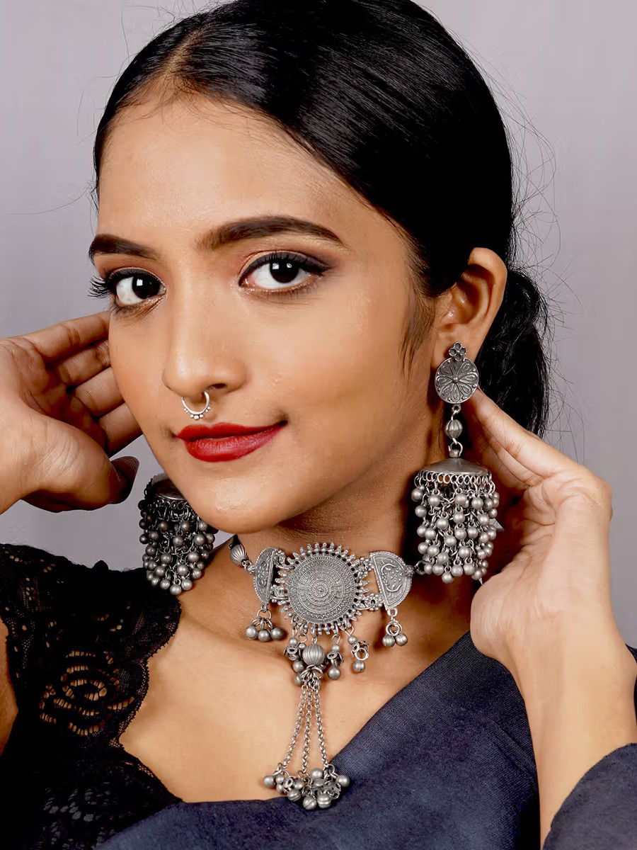 काळी झालेली ऑक्सिडाइज ज्वेलरीची ‘अशा’ पद्धतीने करा स्वच्छ - Marathi News | काळी झालेली ऑक्सिडाइज ज्वेलरीची ‘अशा’ पद्धतीने करा स्वच्छ | Latest Photos at Lokmat.com