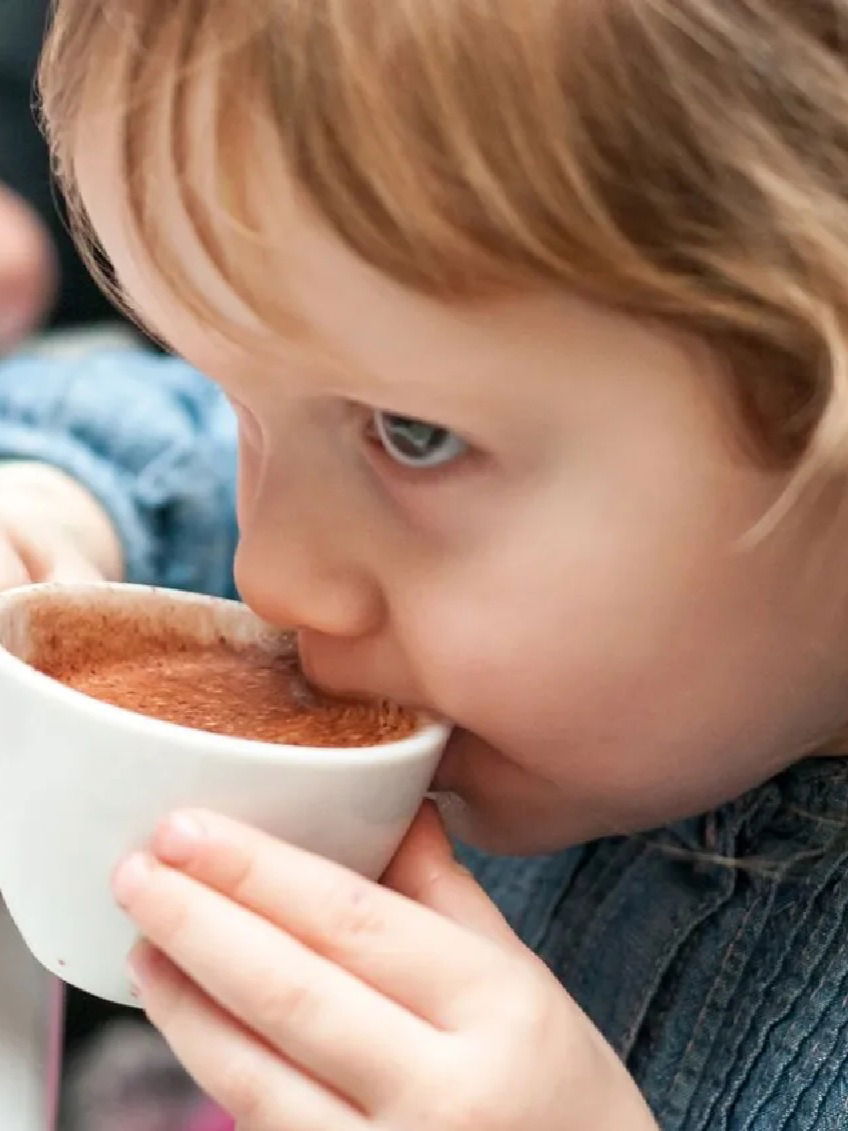 तुमची लहान मुलं चहा-कॉफी पितायेत? बघा डॉक्टर काय सांगतात - Marathi News | तुमची लहान मुलं चहा-कॉफी पितायेत? बघा डॉक्टर काय सांगतात | Latest Photos at Lokmat.com