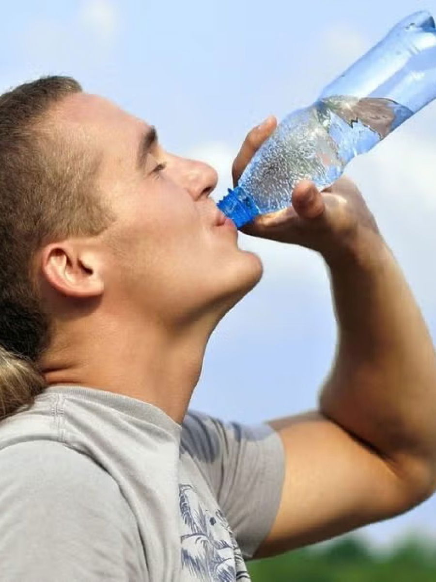 झोपेतून उठल्यावर प्या पाणी! 'या' ५ समस्या पळतील कोसोदूर - Marathi News | झोपेतून उठल्यावर प्या पाणी! 'या' ५ समस्या पळतील कोसोदूर | Latest Photos at Lokmat.com