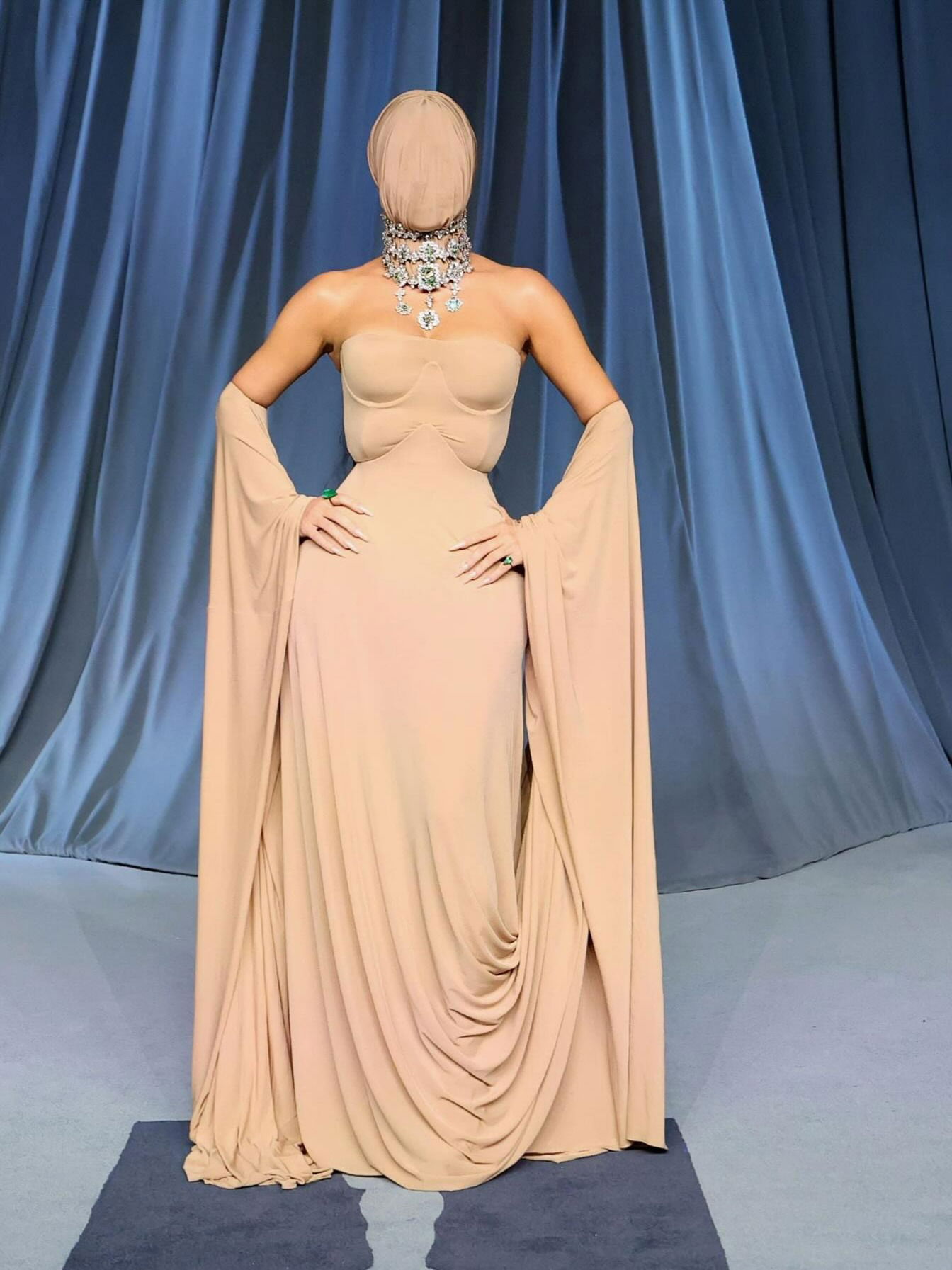 हे काय गं बाई? अभिनेत्रीचं अतरंगी फोटोशूट - Marathi News | हे काय गं बाई? अभिनेत्रीचं अतरंगी फोटोशूट | Latest Photos at Lokmat.com