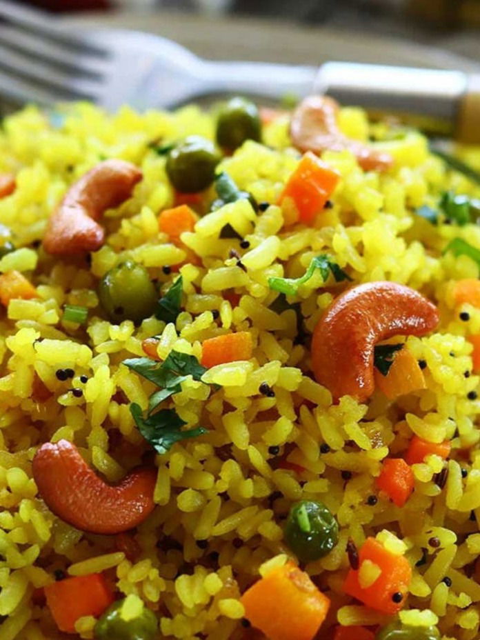 नाश्त्याला दररोज पोहे खा; ७ फायदे मिळतील - Marathi News | नाश्त्याला दररोज पोहे खा; ७ फायदे मिळतील | Latest Photos at Lokmat.com