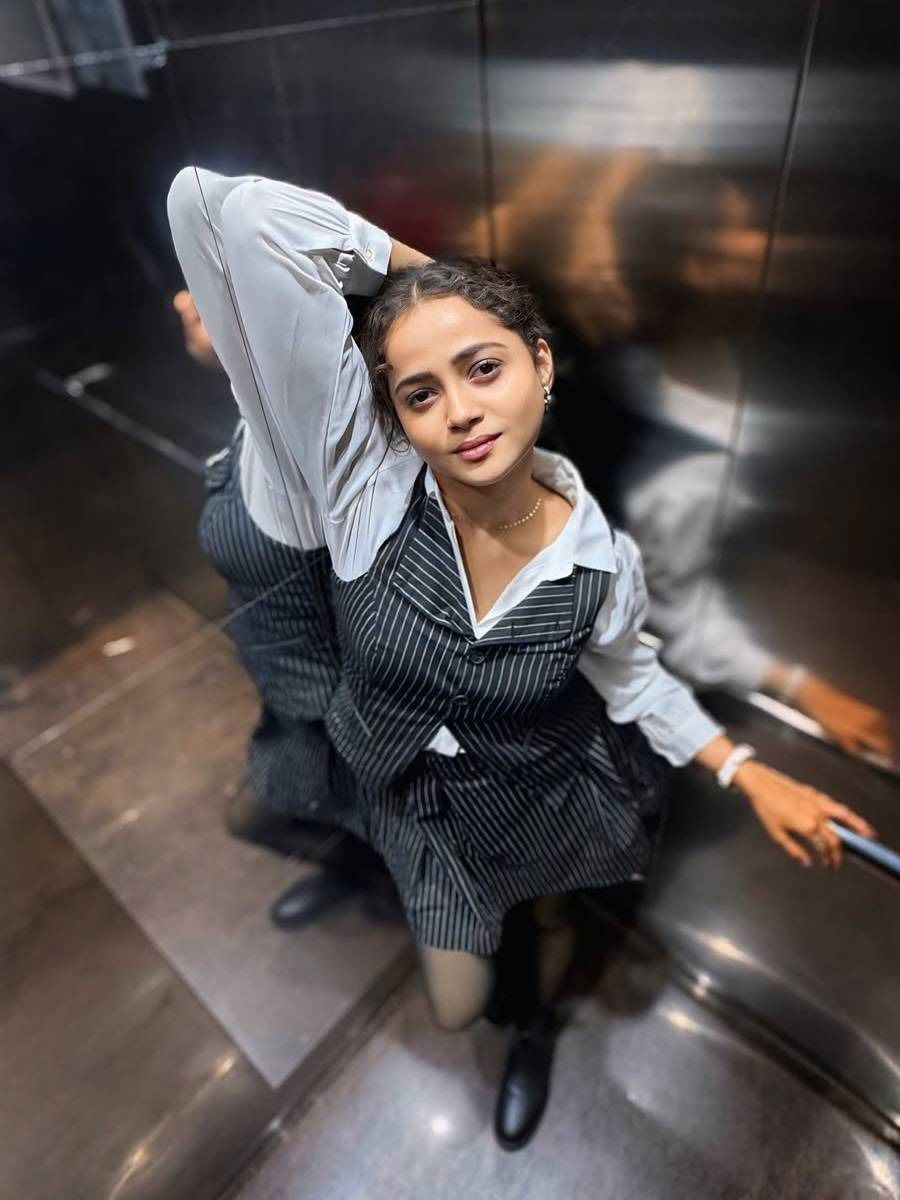 लिफ्टमध्ये शिवालीचं हटके फोटोशूट!