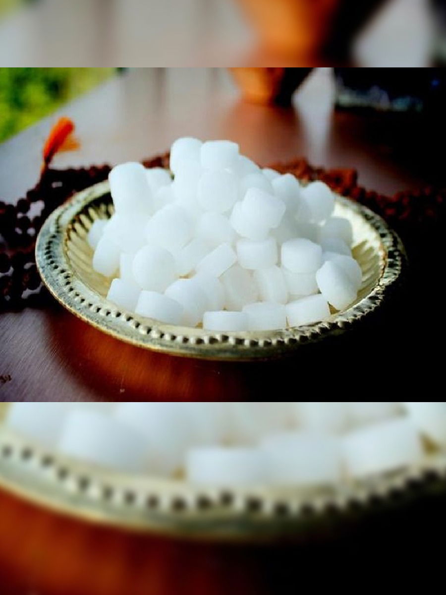 कापूर आहे आरोग्यासाठी वरदान, जाणून घ्या त्याचे गुणकारी फायदे - Marathi News | कापूर आहे आरोग्यासाठी वरदान, जाणून घ्या त्याचे गुणकारी फायदे | Latest Photos at Lokmat.com