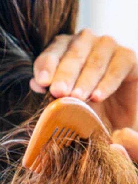 फाटे फुटलेल्या केसांवर लावा 'हे' पाणी, वारंवार ट्रिम करण्याची गरज नाही... - Marathi News | फाटे फुटलेल्या केसांवर लावा 'हे' पाणी, वारंवार ट्रिम करण्याची गरज नाही... | Latest Photos at Lokmat.com