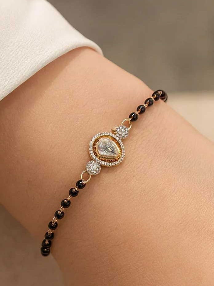 आता ट्रेन्ड 'मंगळसूत्र ब्रेसलेट'चा! - Marathi News | आता ट्रेन्ड 'मंगळसूत्र ब्रेसलेट'चा! | Latest Photos at Lokmat.com