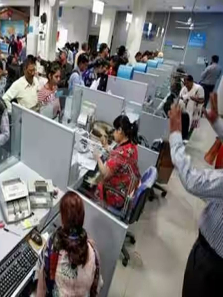 या वर्षी बँकांमध्ये नोकऱ्यांचा पाऊस - Marathi News | या वर्षी बँकांमध्ये नोकऱ्यांचा पाऊस | Latest Photos at Lokmat.com