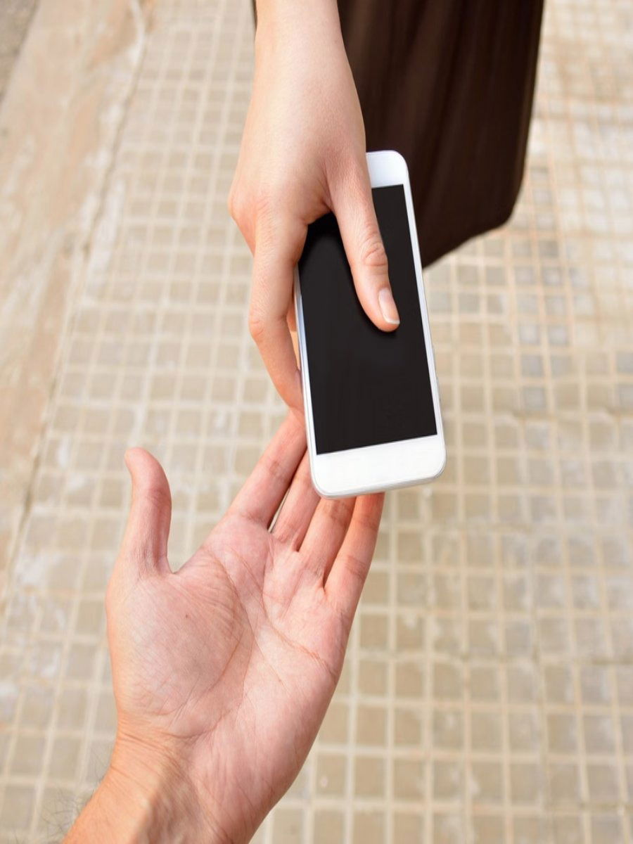 जुना फोन विकताना या चुका करू नका - Marathi News | जुना फोन विकताना या चुका करू नका | Latest Photos at Lokmat.com